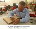Luiz Borda assina livro de registro do Museu Goeldi